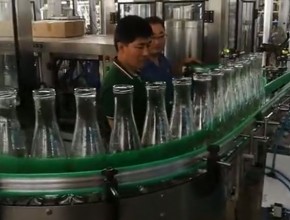匯源果汁1.8升廣口瓶30頭全自動翻轉式沖瓶機，自動分線機